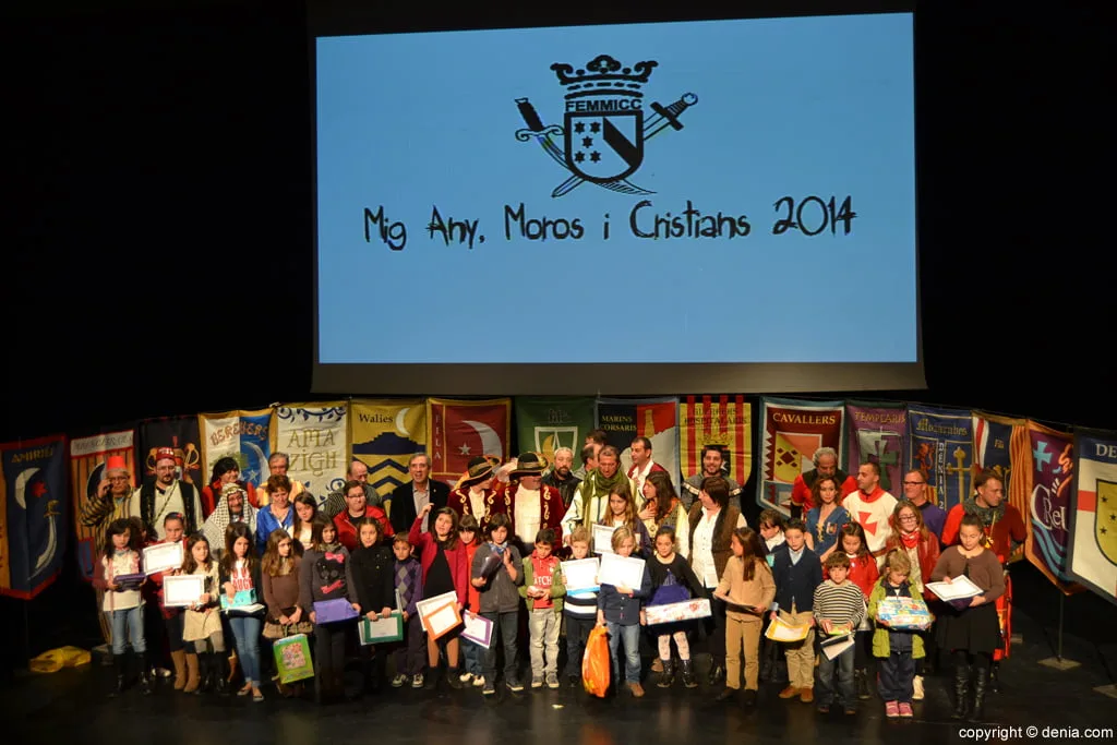  Foto de Familia del acto de presentación de capitanes del Mig any de Moros y Cristianos