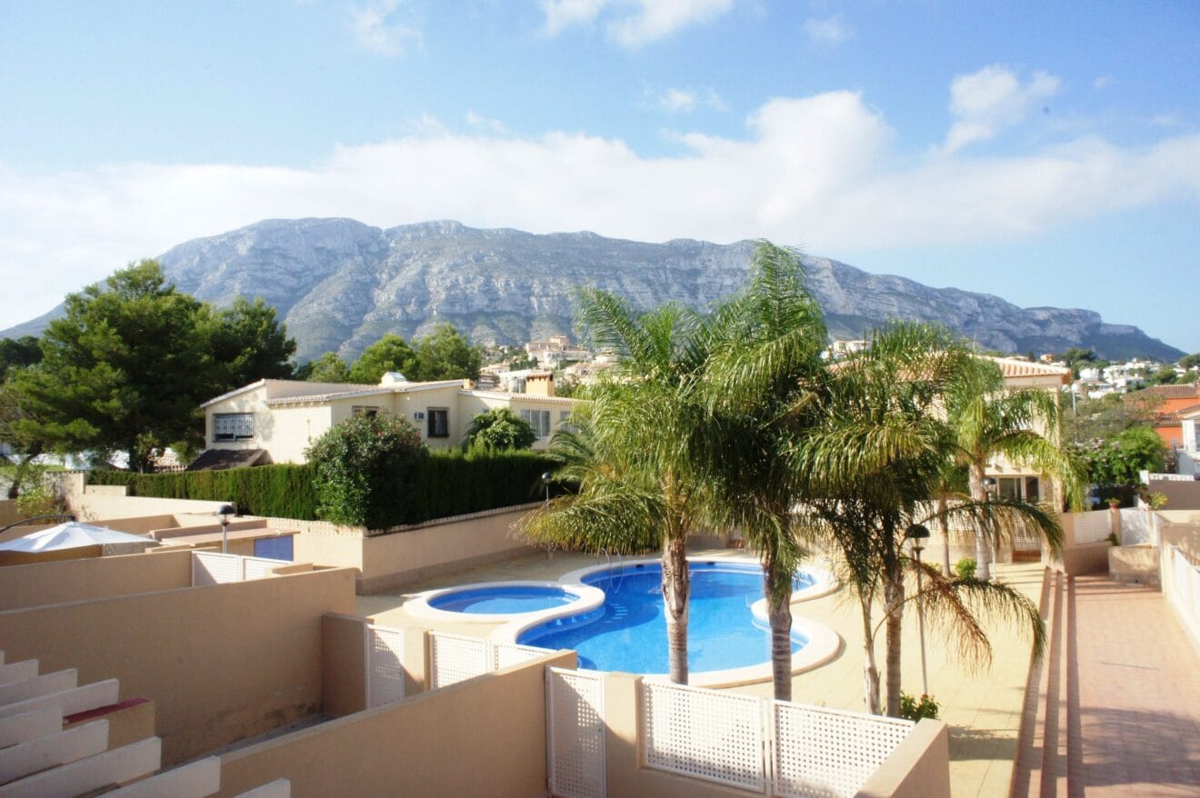Adosado con terraza y vistas al Montgó