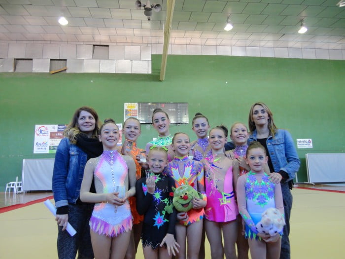 Montse y Xus Soria con sus gimnastas en Teulada