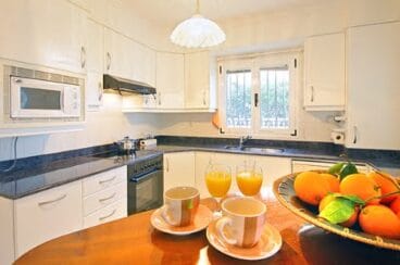 Cocina de este chalet único junto a la playa de Las Marinas en Dénia