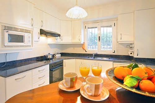 Cocina de este chalet único junto a la playa de Las Marinas en Dénia