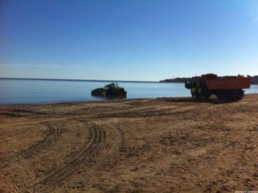 El equipo de limpieza de playas encalla en la playa de Dénia