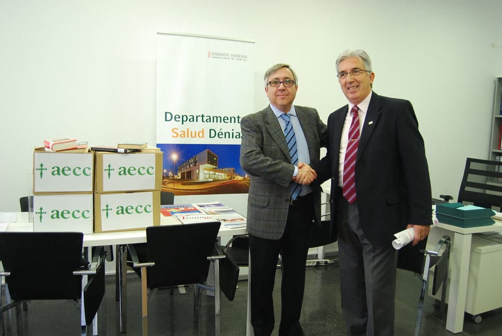 Entrega de libros a los pacientes de oncología