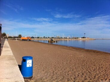 Equipo de limpieza en la playa de Dénia