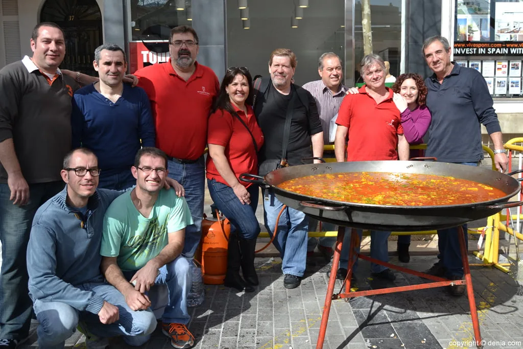 La Comisión de Fiestas co su paella