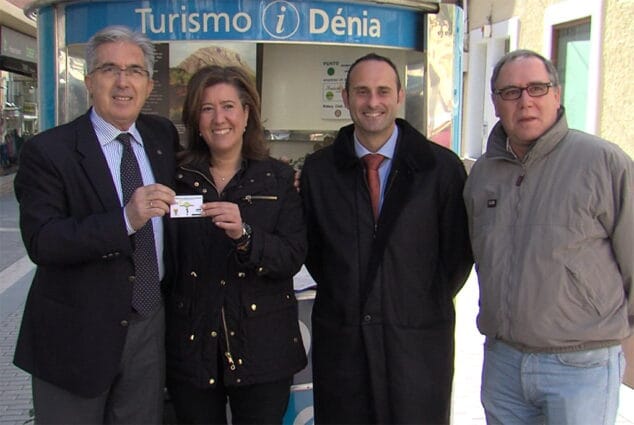 La alcaldesa de dénia en la jornada de apadrinamiento de árboles