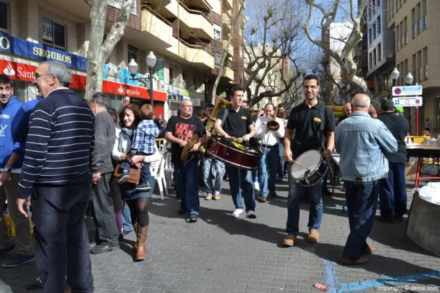La charanga recorriendo la calle Campos