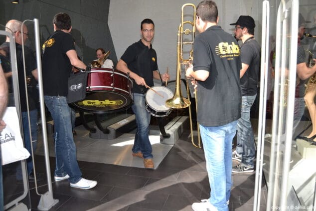 La charanga saliendo de Mango