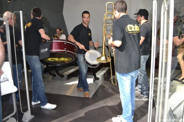 La charanga saliendo de Mango