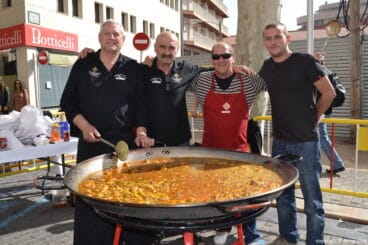 La peña Arreu preparando su paella