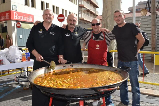 La peña Arreu preparando su paella