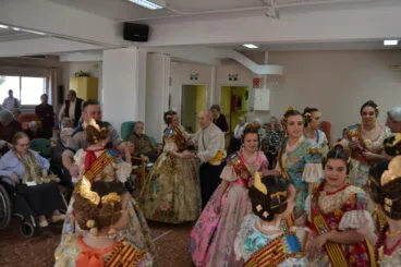 Las Falleras mayores de Dënia en la Residencia de Ancianos