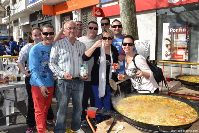 Las peñas prepararon paella en el Mig Any de bous a la mar