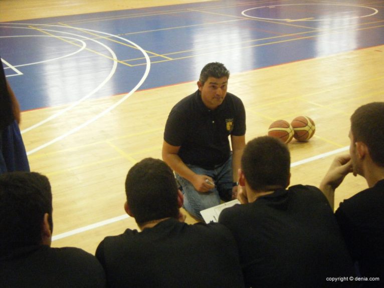 Luis Suances dando instrucciones a sus jugadores