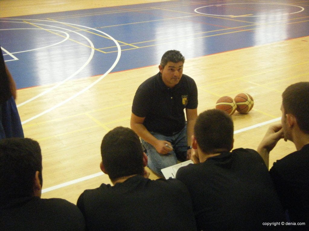 Luis Suances donant instruccions als seus jugadors