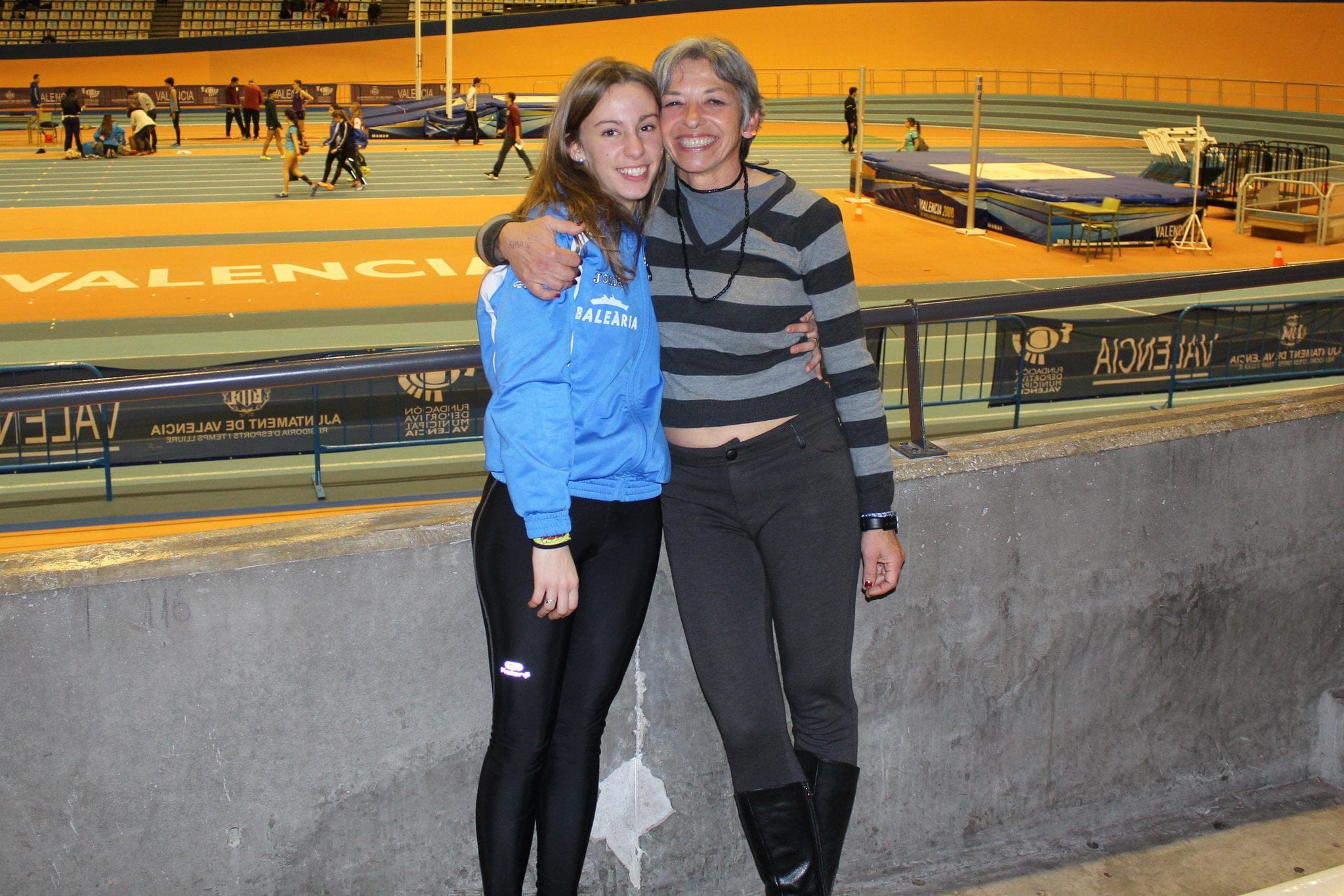 María Perelló junto a su entrenadora Maribel Mira
