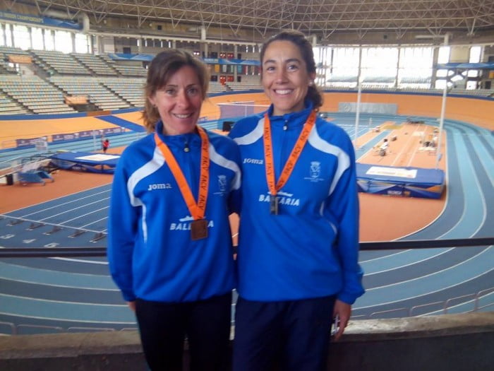 Mayca Sala y Lily Riva con sus medallas