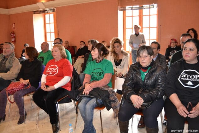 Miembros de la PAH en el pleno de Dénia