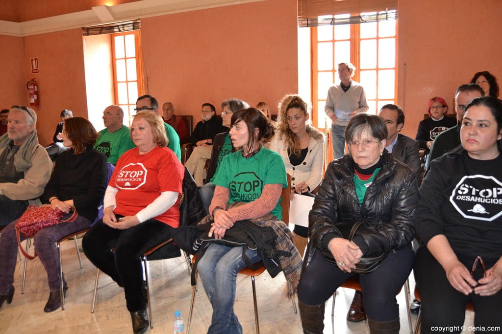 Miembros de la PAH en el pleno de Dénia