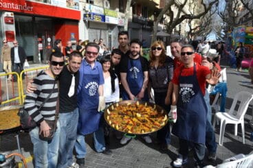 Miembros de la peña Bernardos con su paella
