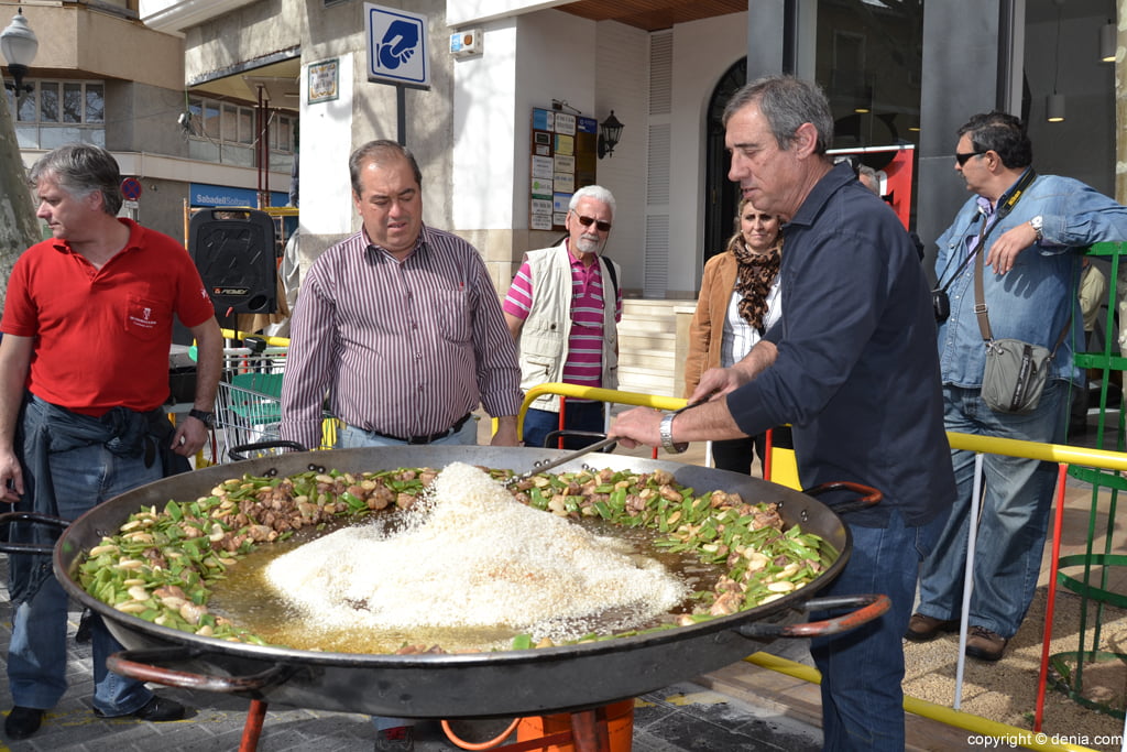 Paco Arnau prepara la paella de la Comisión de Fiestas