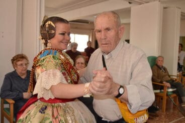 Pamela con un anciano de la Residencia
