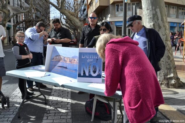 Recogida de firmas en Dénia