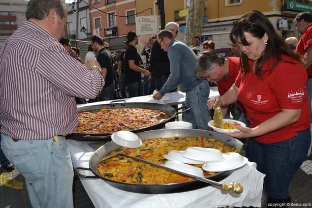 Reparto de paellas en el Mig Any de Bous a la Mar