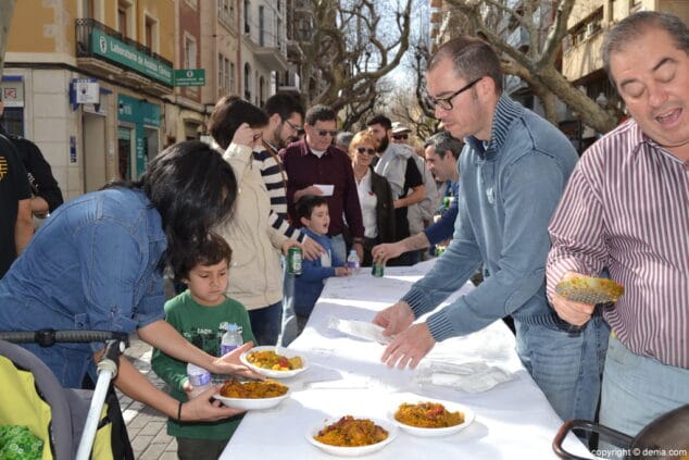 Reparto de paellas en el Mig Any de Fiestas de Dénia