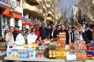 Representantes de las peñas con los alimentos recogidos