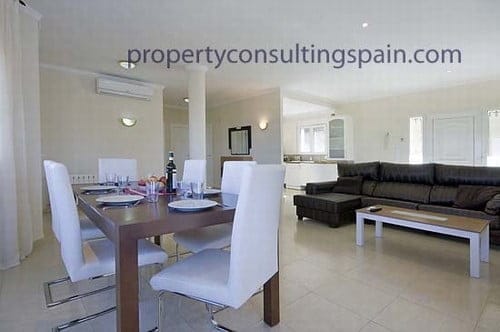 Chalet con casa de invitados, piscina y jardín por 478.000€ 1 Salón comedor Chalet con vistas al mar y a la montaña