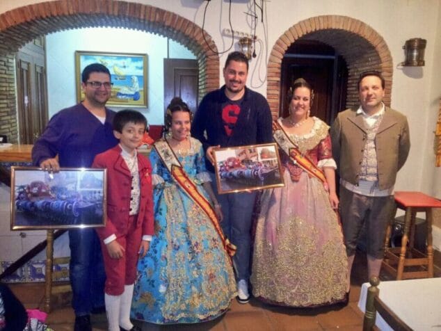 Falla Baix la Mar: ¡Comienza el espectáculo! 1 Sergi garcía y Vicente Ivars con los cargos de Baix la Mar