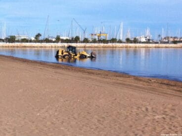 Un tractor de Pavasal encalla en la playa de Dénia