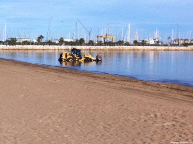 Un tractor de Pavasal encalla en la playa de Dénia