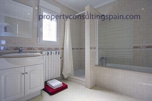 Chalet con casa de invitados, piscina y jardín por 478.000€ 2 Uno de los 5 baños de este chalet