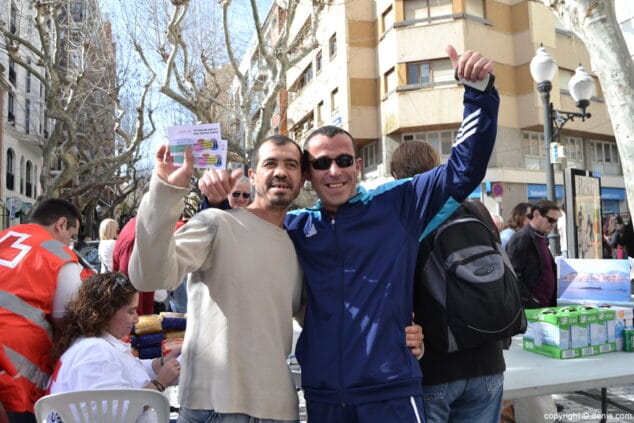 Vecinos de Dénia colaborando con las paellas solidarias