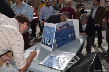 Vecinos de Dénia firmando contra las prospecciones petrolíferas