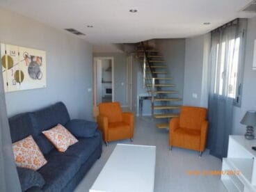 Zona salón comedor con escaleras al piso primero