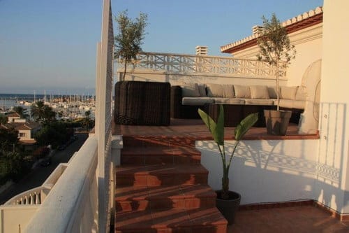 Zona terraza superior con barbacoa