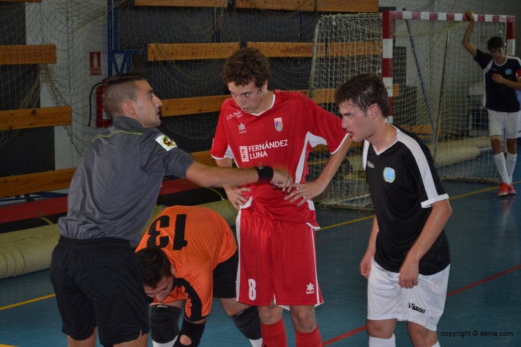 Pau Devesa junto a jugadores del Inter Castellón