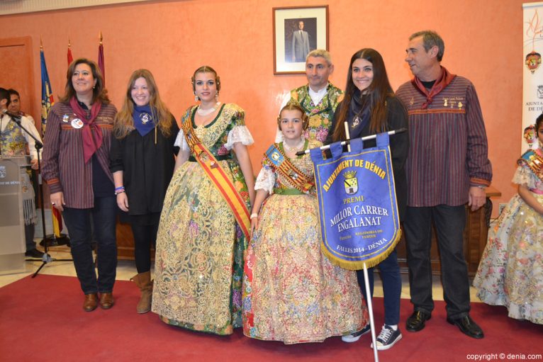 The 1º Grup de mariners wins the prize for -Carrer engalanat-