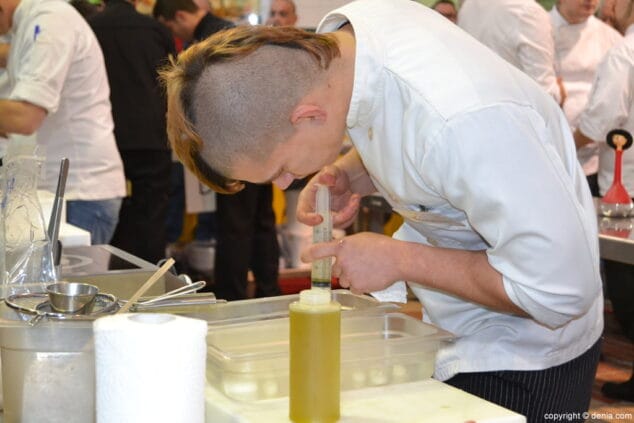 02 Preparando uno de los platos de gamba roja en el Mercat Municipal