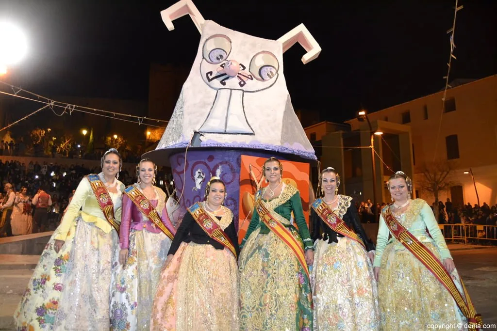 Sara femenía y su corte a los pies del monumentos minutos antes de quemarlo
