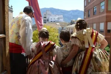 Cargos del Oeste en el balcón del ayuntamiento