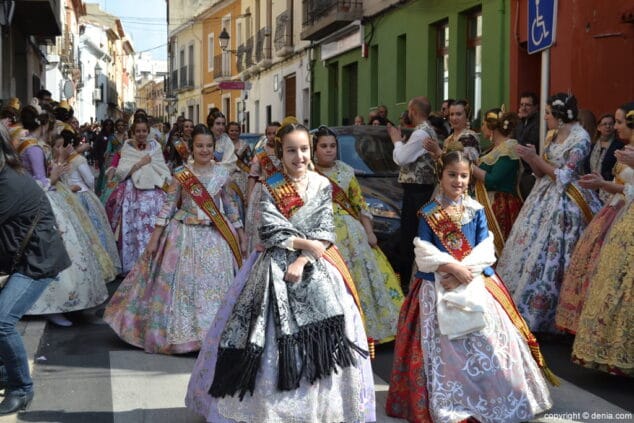 03 Llegada de la Junta Local Fallera al día de la Bandera del Oeste