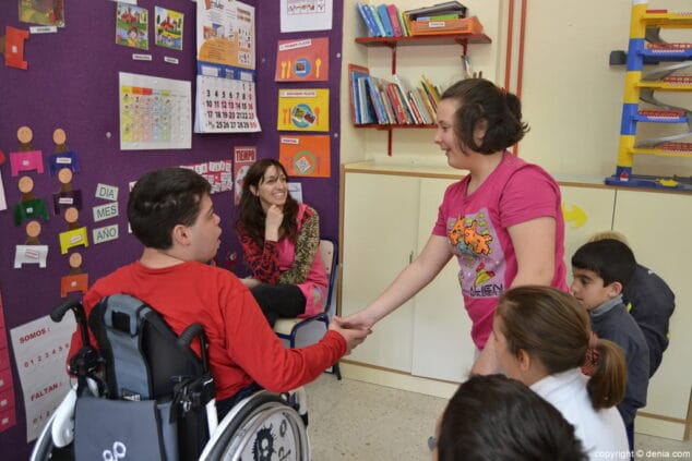 03 Los compañeros se saludan al comenzar el día