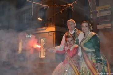 Paloma Mengual enciende la cremà de su monumento