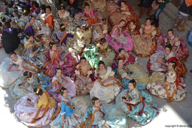 04 Falleras del Centro esperando los premios infantiles