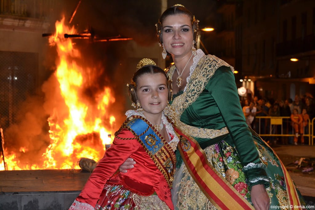 Sara femenía y Paloma Mengual durante la cremà