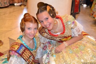 Adela Chornet y Carla Cabrera en los premios infantiles